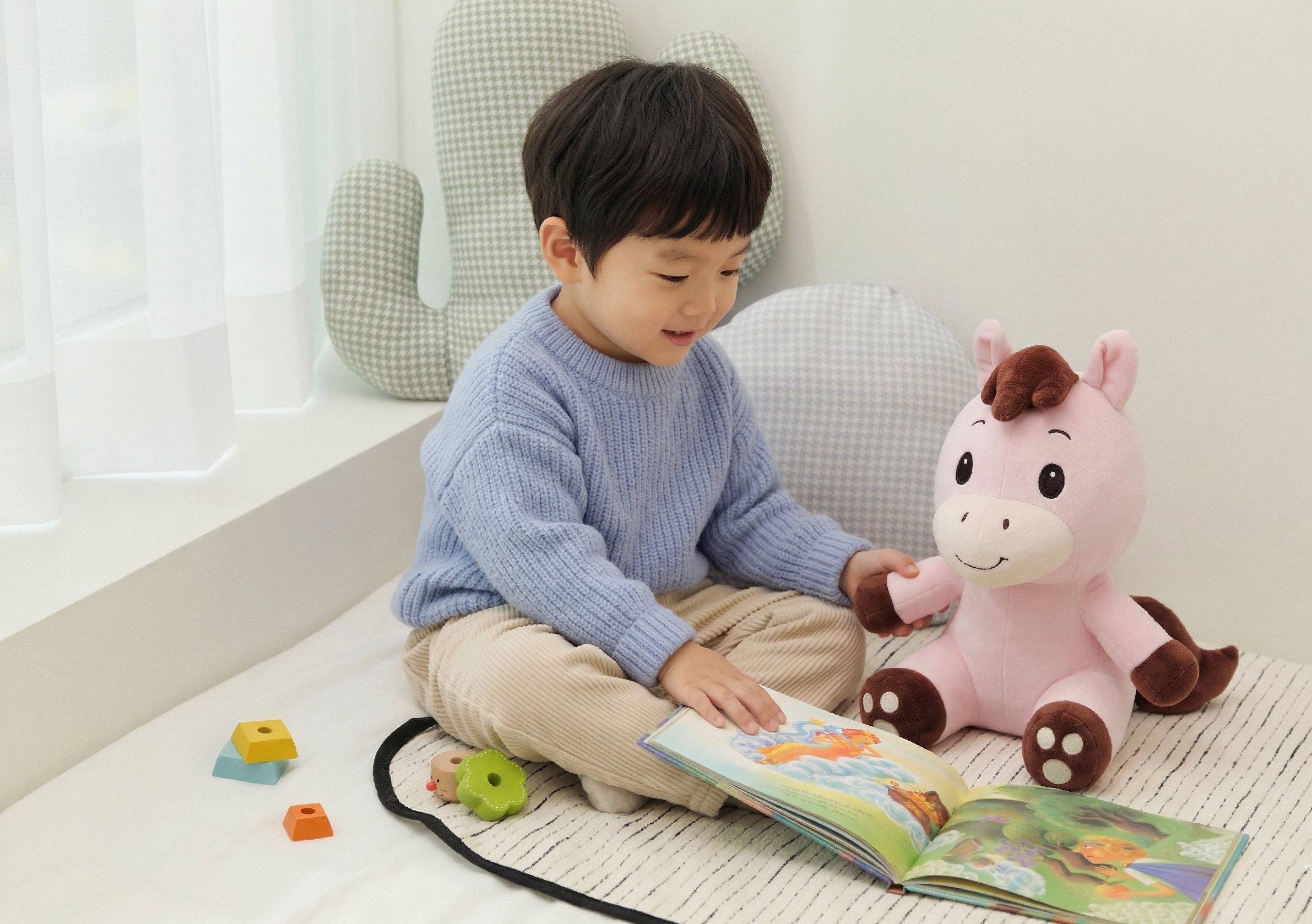 남자아이가 Joy와 책 읽는 모습