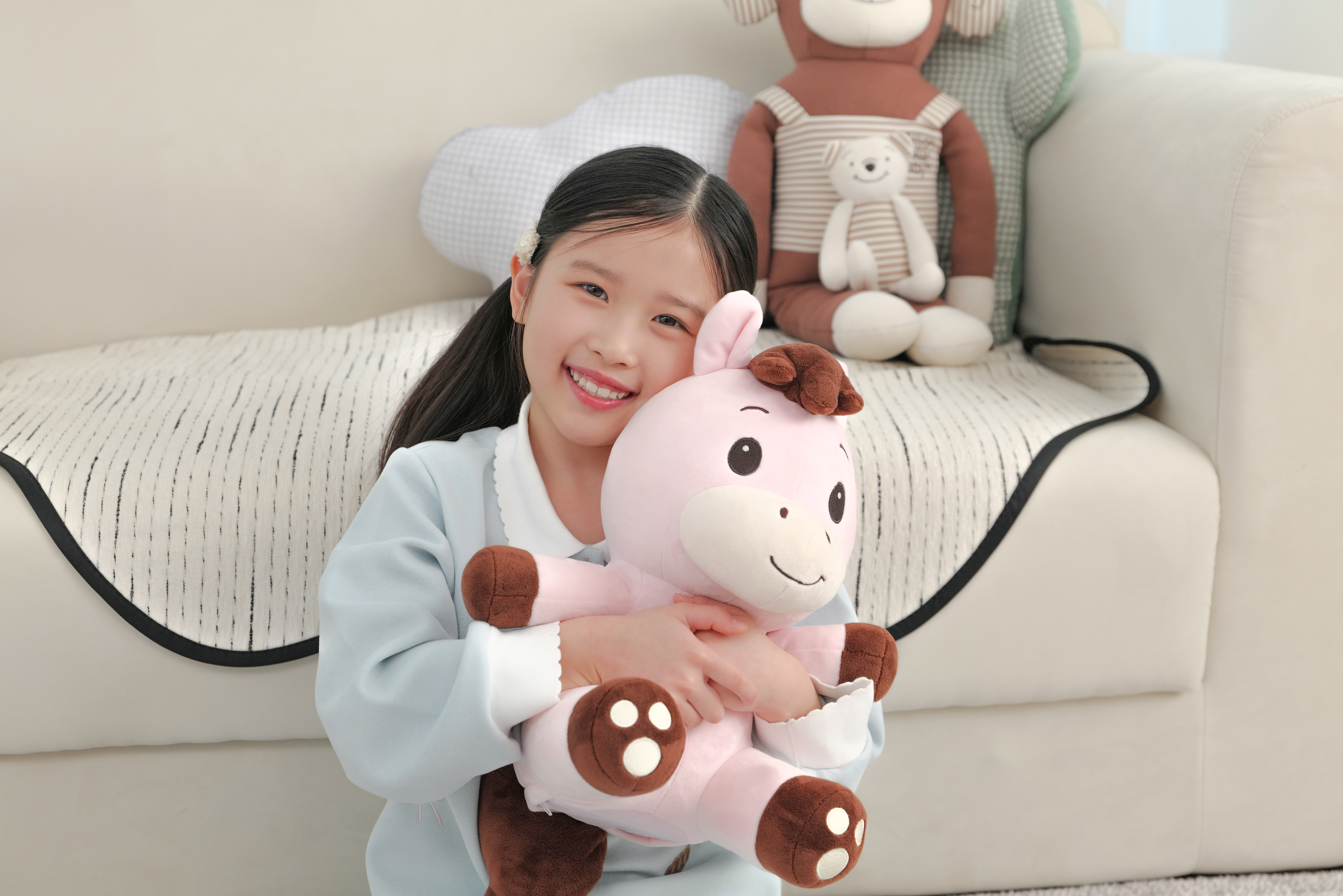 아이가 Joy를 안고 있는 모습