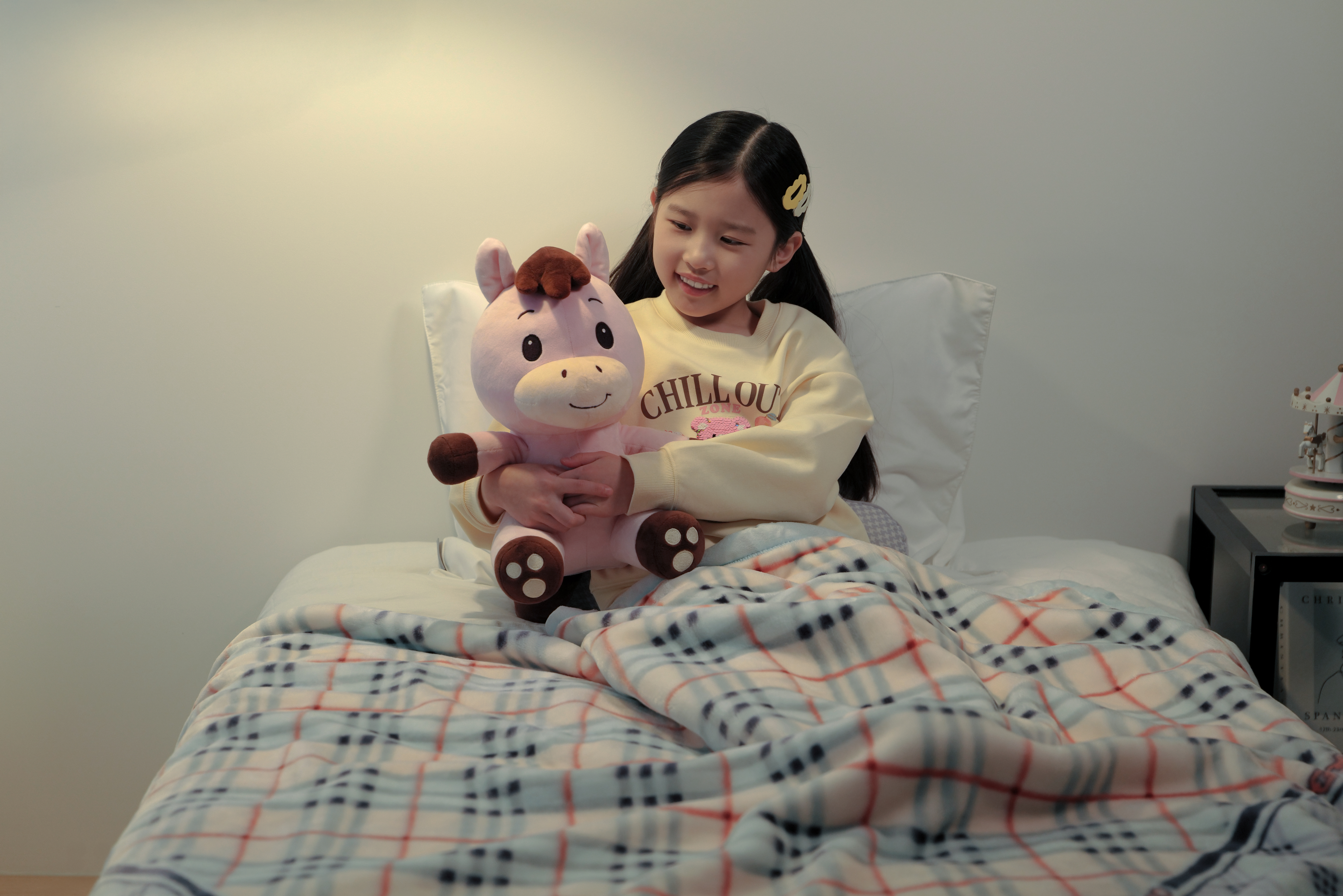 잠자리에서 커들스 AI 인형 Joy와 함께