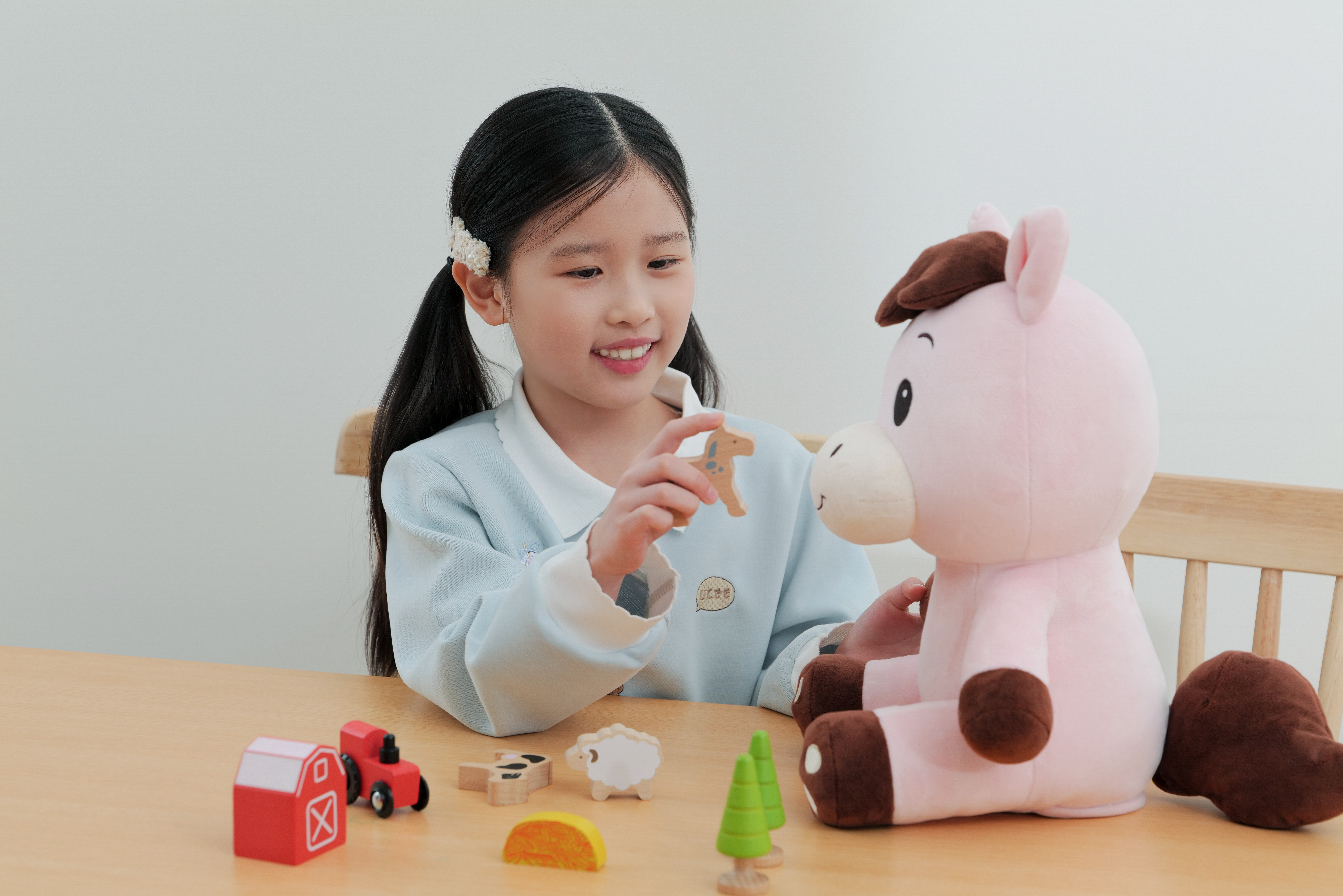 아이가 커들스 AI 인형 Joy와 놀이하는 모습